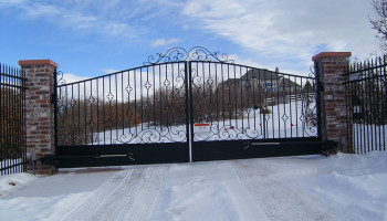 Residential-Dual-Swing-Gates-with-Actuator-Arm-Operator